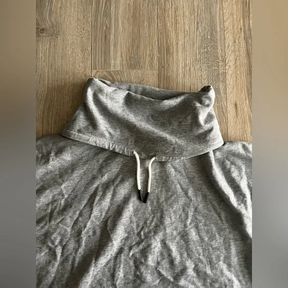 NWT L.L. Bean Women’s Sweatshirt Poncho Light Grey - Size L/XL - Picture 3 of 8